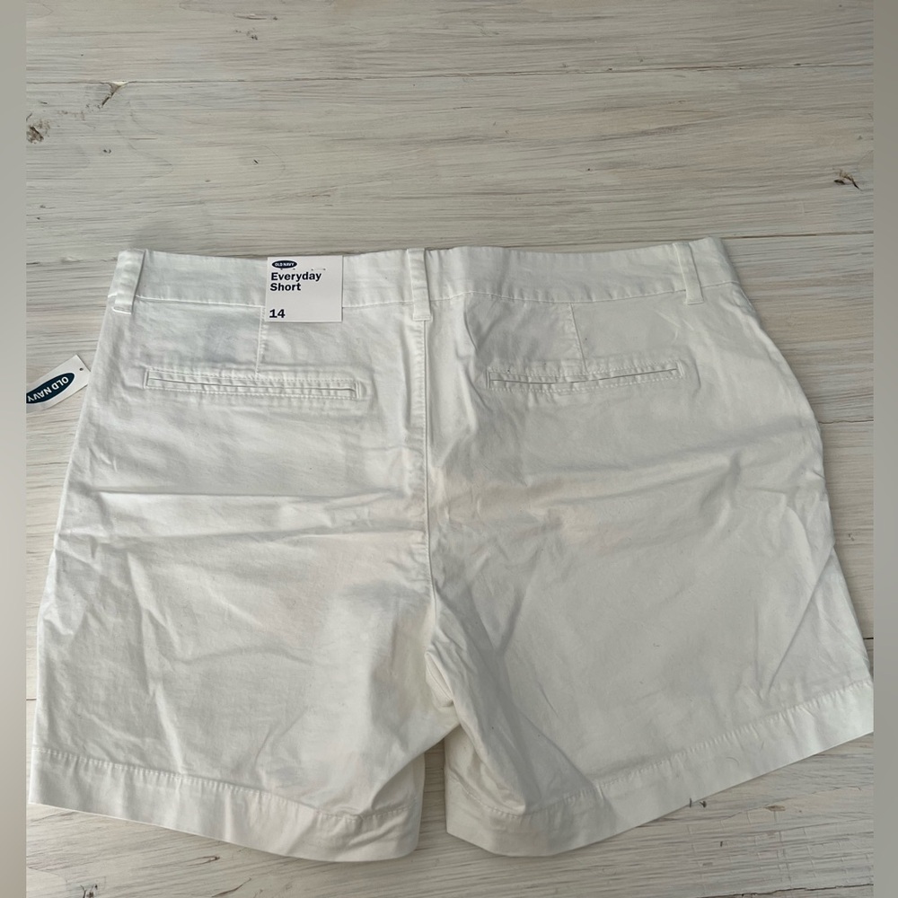 Old Navy White 5 in Shorts